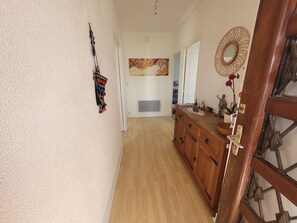 Interior - Upper villa , 62m2, 3 pièces with see views, garde and parking (Antibes)