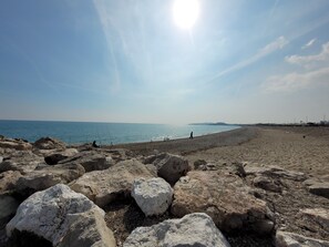 Beach nearby - Upper villa , 62m2,  3 pièces with see views,  garde and parking (Antibes)