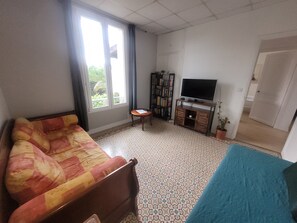 2 bedrooms, desk, iron/ironing board, free WiFi - Upper villa , 62m2, 3 pièces with see views, garde and parking (Antibes)