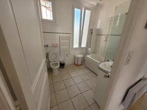 Ensemble douche/baignoire, sĂšche-cheveux, serviettes fournies