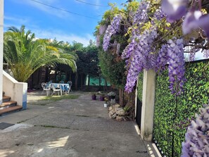 Outdoor dining - Upper villa , 62m2, 3 pièces with see views, garde and parking (Antibes)