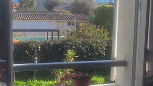A view from a window overlooking a residential area with houses, a swimming pool, and a clear sky. - Upper villa , 62m2,  3 pièces with see views,  garde and parking (Antibes)