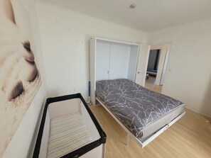 2 Schlafzimmer, Schreibtisch, Bügeleisen/Bügelbrett, kostenloses WLAN