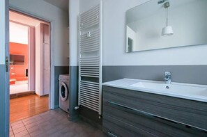 Douche, articles de toilette gratuits, sèche-cheveux