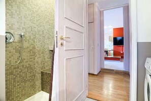 Dusche, kostenlose Toilettenartikel, Haartrockner, Toilettenpapier