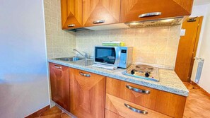 Réfrigérateur, micro-ondes, cafetiÚre/bouilloire, bouilloire électrique