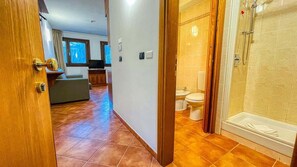 Dusche, Haartrockner, Bidet, Handtücher