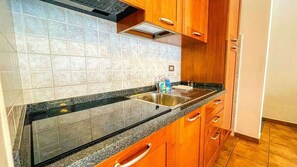 Fridge, cookware/dishes/utensils