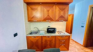 Frigorífico, horno, cafetera o tetera y utensilios de cocina