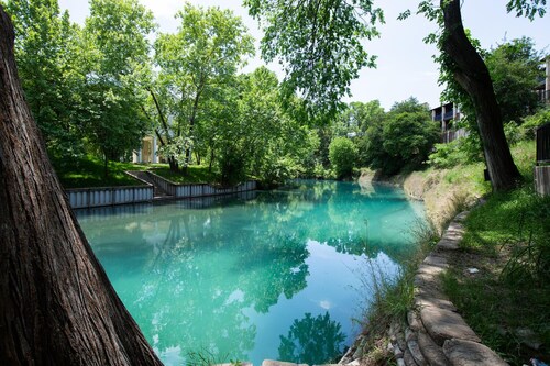 Across from Schlitterbahn! Walk to Downtown New Braunfels!