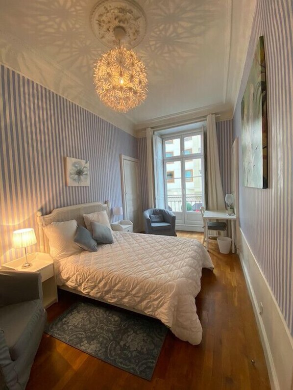 1 dormitorio, tabla de planchar con plancha, wifi y ropa de cama