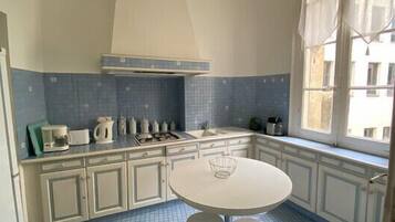 Réfrigérateur, micro-ondes, four, cafetiÚre/bouilloire