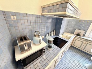 Kühlschrank, Mikrowelle, Ofen, Wasserkocher mit Kaffee-/Teezubehör