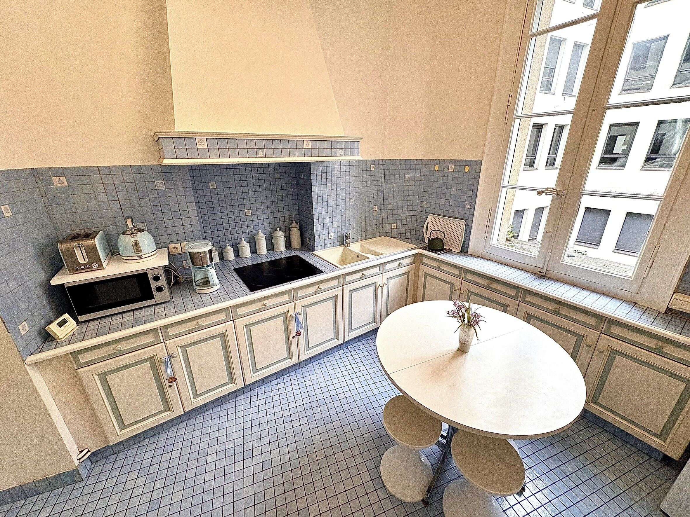 Fridge, microwave, oven, coffee/tea maker