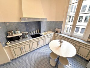 Fridge, microwave, oven, coffee/tea maker