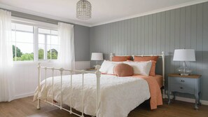 3 habitaciones, tabla de planchar con plancha, wifi y ropa de cama 