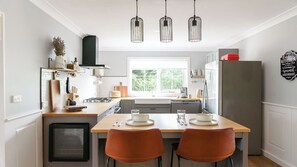 Kylskåp, mikrovågsugn, ugn och spishäll