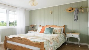 3 bedrooms, iron/ironing board, WiFi, bed sheets