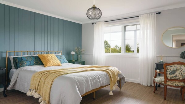 3 habitaciones, tabla de planchar con plancha, wifi y ropa de cama 