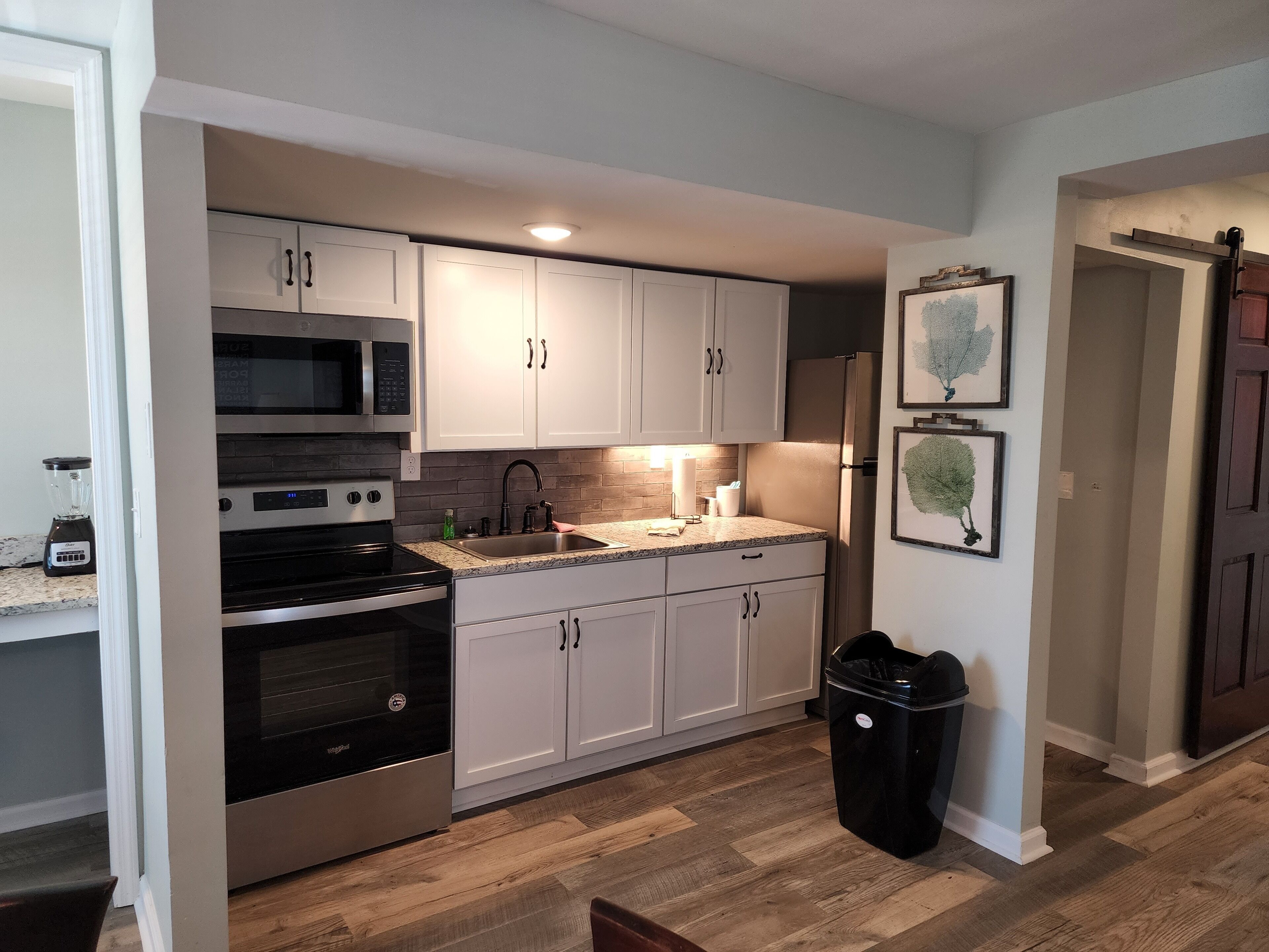 Jääkaappi, mikroaaltouuni, uuni, liesi