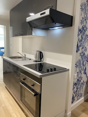 Réfrigérateur, micro-ondes, plaque de cuisson, cafetière/bouilloire