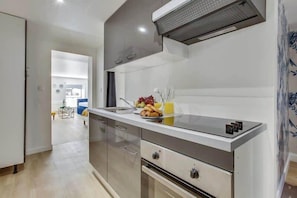 Réfrigérateur, micro-ondes, plaque de cuisson, cafetiÚre/bouilloire