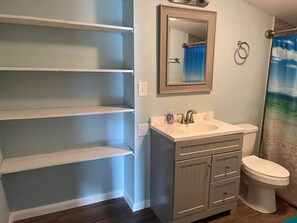 Combined shower/tub, towels - 4 Bedroom, 4 Bath with view in St. Mary's Georgia (Saint Marys)