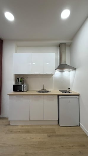 Kühlschrank, Mikrowelle, Herdplatte, Wasserkocher mit Kaffee-/Teezubehör