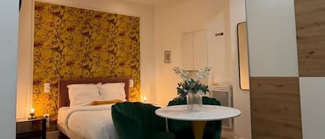 Tabla de planchar con plancha, wifi, ropa de cama