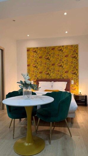 Tabla de planchar con plancha, wifi y ropa de cama