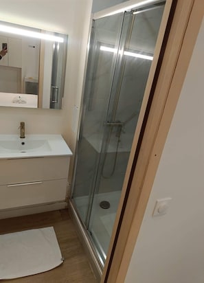 Shower, towels