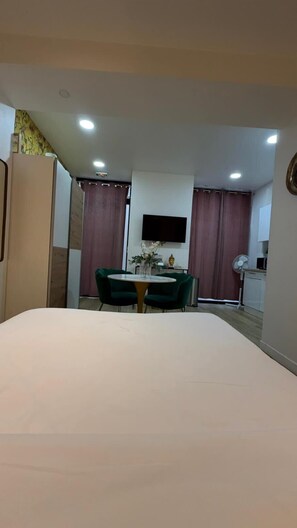 Tabla de planchar con plancha, wifi y ropa de cama