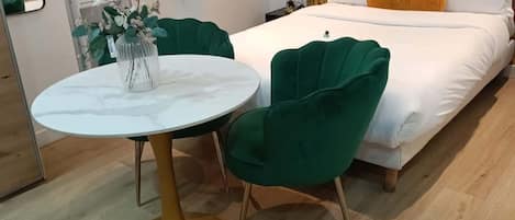 1 dormitorio, tabla de planchar con plancha, wifi y ropa de cama
