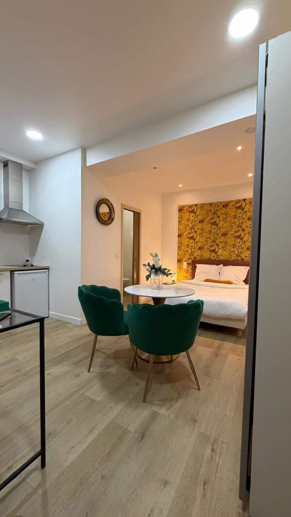 Tabla de planchar con plancha, wifi y ropa de cama