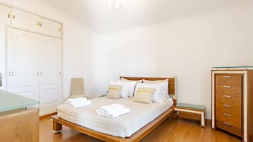 1 chambre, coffres-forts dans les chambres, fer et planche à repasser