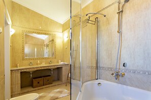 Bathtub, hair dryer - Near of center, w/ swimming pool (Tavira)