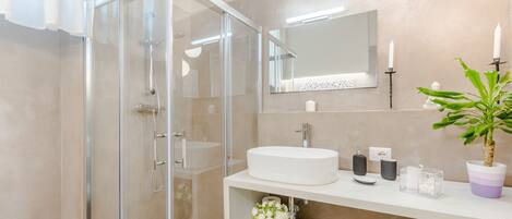 Douche, sèche-cheveux, serviettes fournies