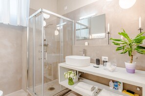 Shower, hair dryer, towels