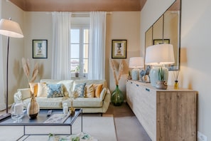 TV - Casa Gina, a modern charming urban retreat with free parking by the train station and the Walls of Lucca (Lucca)