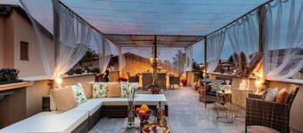 Casa Gina, a modern charming urban retreat with free parking by the train station and the Walls of Lucca