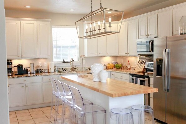 Fridge, microwave, oven, stovetop - UPSCALE Ideal location 4 beach vacay! H20 views! (Virginia Beach)