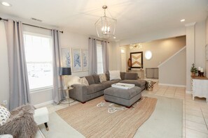 Televisio, takka, kirjoja, työhuone