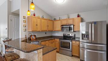 Een vaatwasser, eettafels