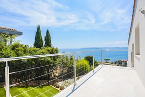 Property grounds - Magnificent villa with panoramic sea view swimming pool (Sainte-Maxime)
