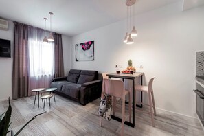 Unclassified image, 3 of 25, button