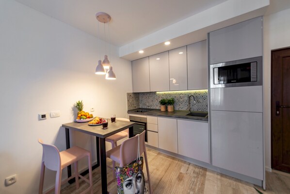 Refrigerador, horno, placa de cocina, lavavajillas