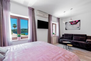 Unclassified image, 2 of 25, button