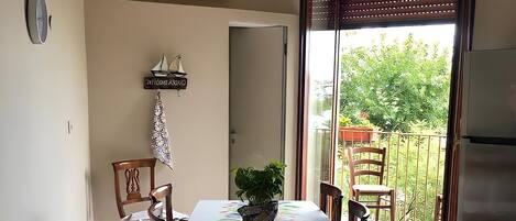 Fridge, oven, stovetop, coffee/tea maker