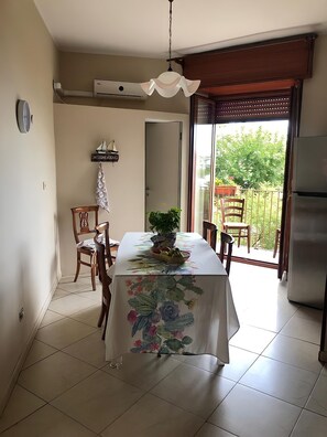 Kühlschrank, Ofen, Herdplatte, Wasserkocher mit Kaffee-/Teezubehör