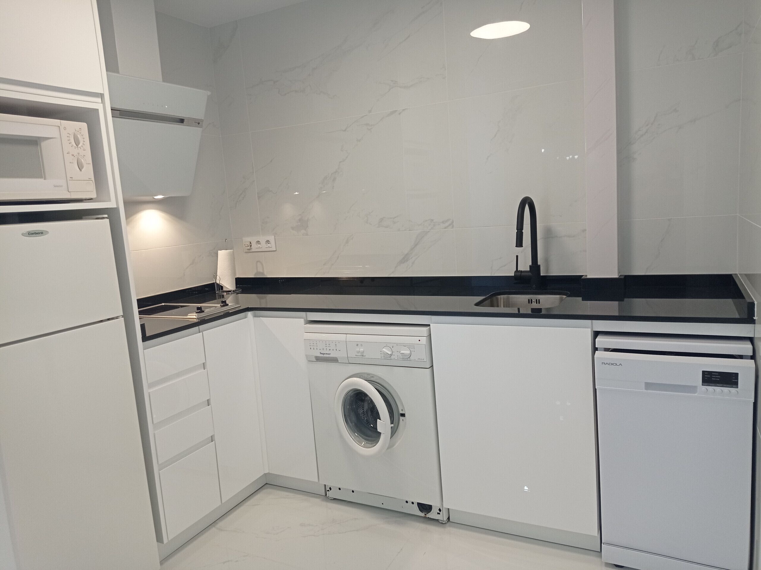 Kühlschrank, Mikrowelle, Geschirrspüler